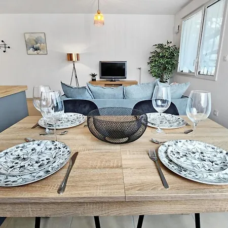 Sous Le Cedre Apartment